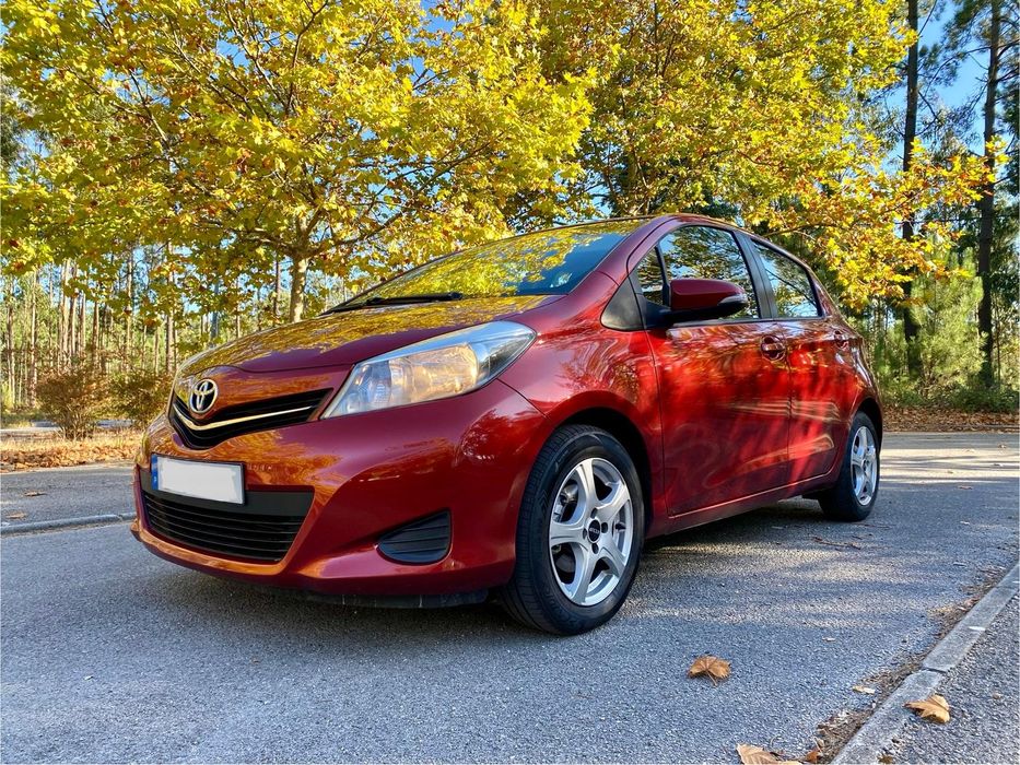 Toyota Yaris bordeaux