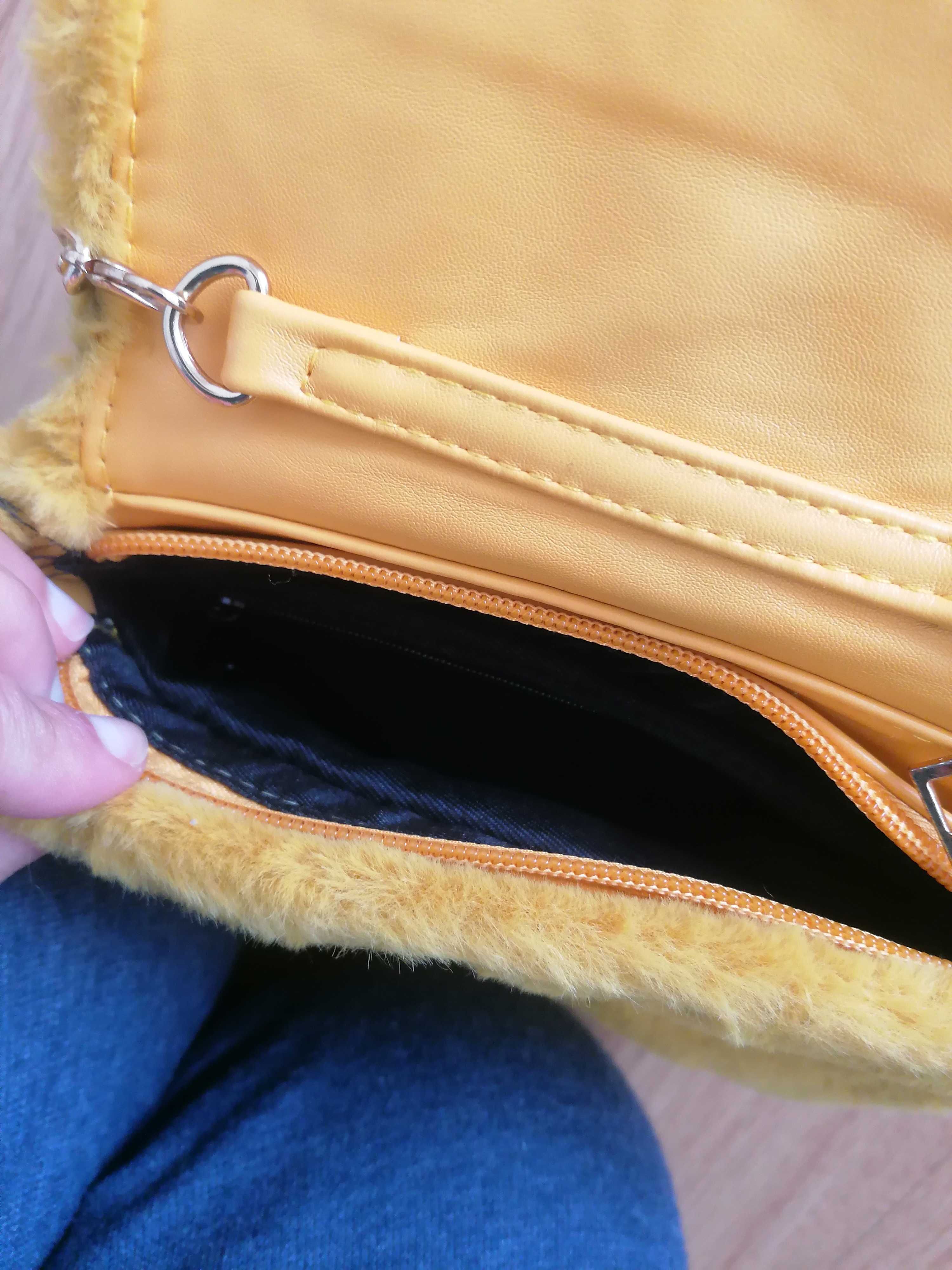 Bolsa / pochete com alsa dourada