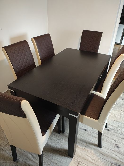 Stół z sześcioma krzesłami