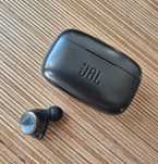 JBL Live 300 TWS lewa słuchawka i etui czarne