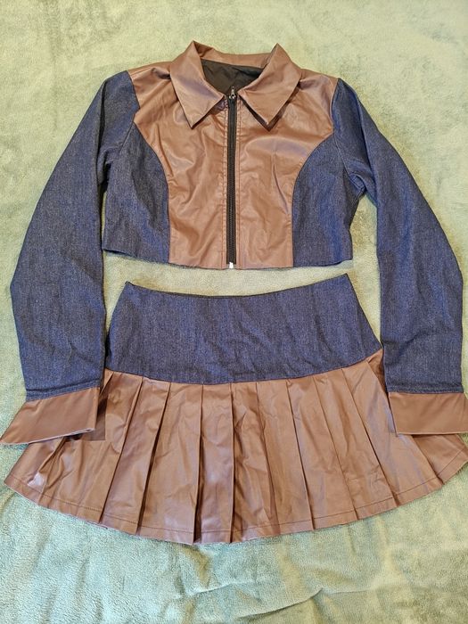 Dwuczęściowy komplet: krótka kurtka i plisowana spódnica