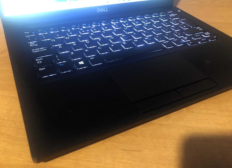 Laptop DELL 7390 Intel® Core™ i7-8th 8GB 256GB SSD USB-C™ FHD podświet