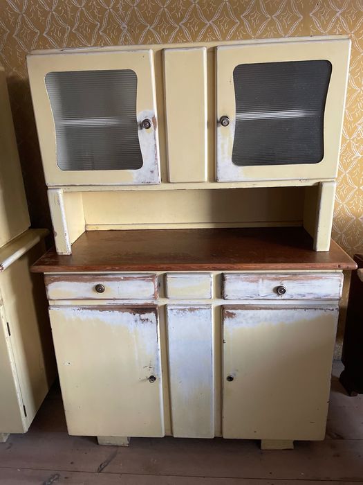 Sprzedam  dwa kredensy PRL