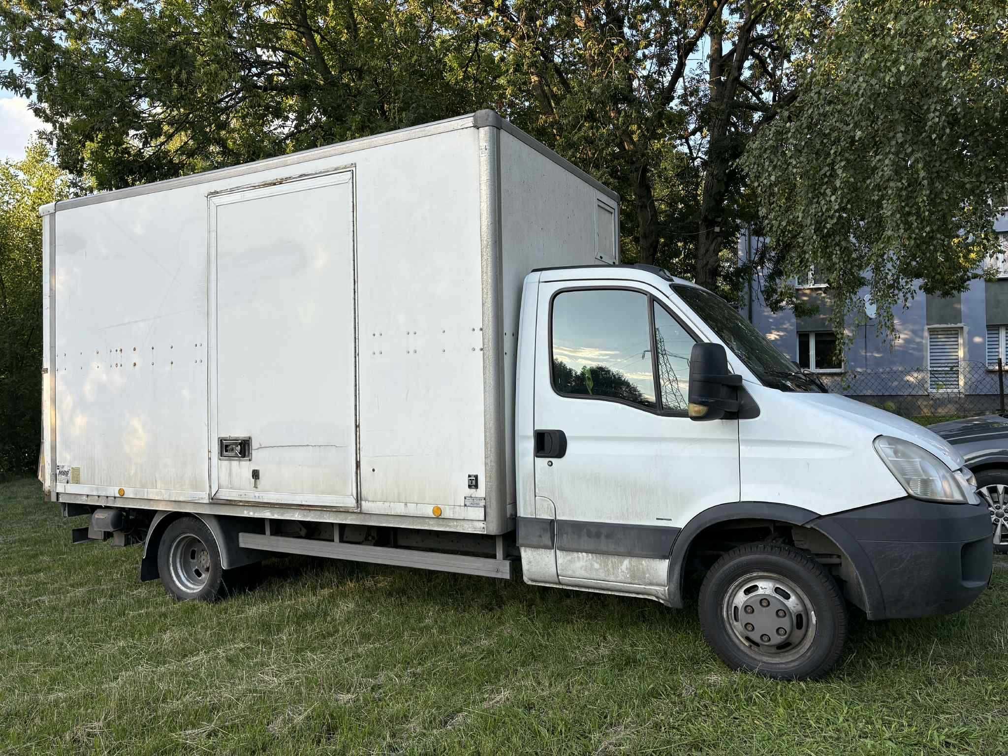 Iveco Daily 35C12 z kontenerem i winda