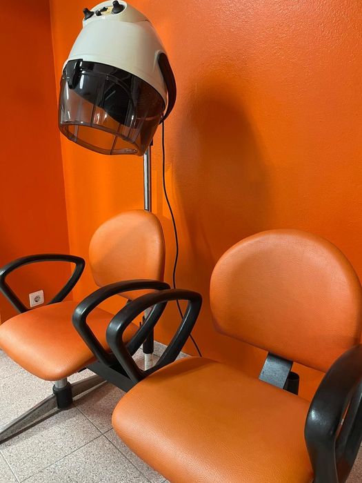 Cadeiras com secador de cabelos | cabeleireiro