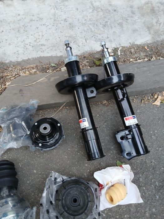 Продам стойки передні Опель зефіра.