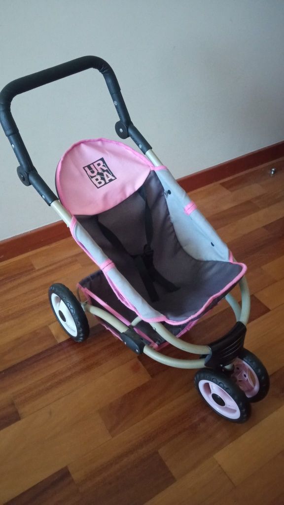 Carrinho de bebé de bonecas.