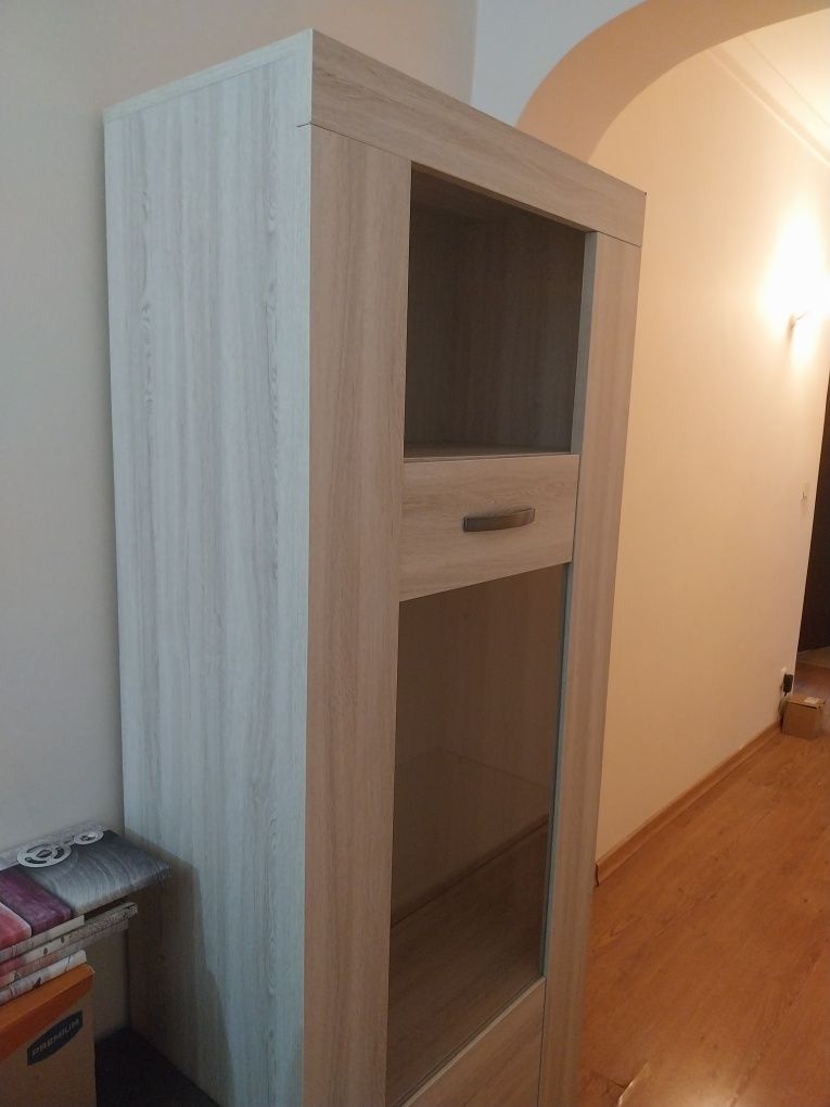 Mesa de TV e cristaleira