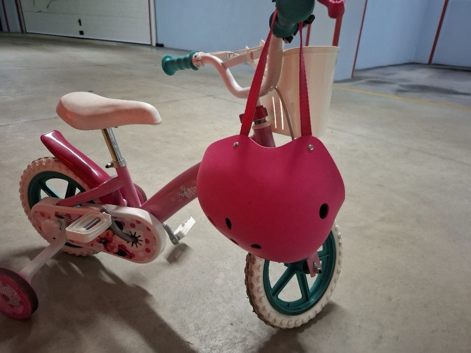 Bicicleta e capacete criança