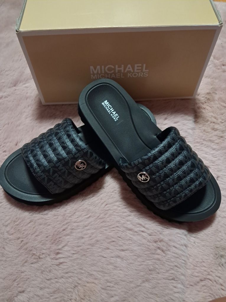 Michael Kors czarne klapki r 36 logowane monogram MK teagan