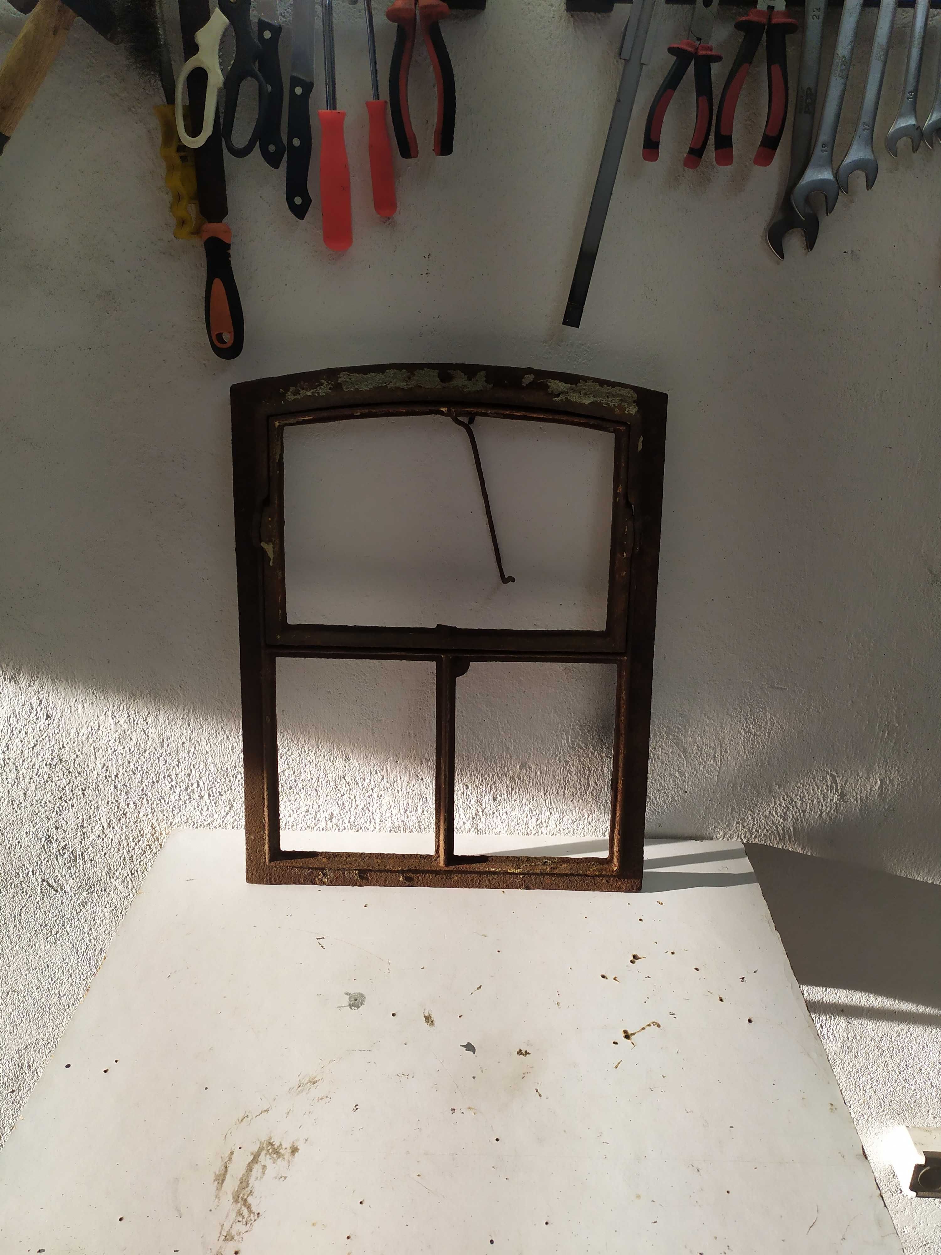 Stare metalowe okno stara rama okienna żeliwna uchylna nr 116