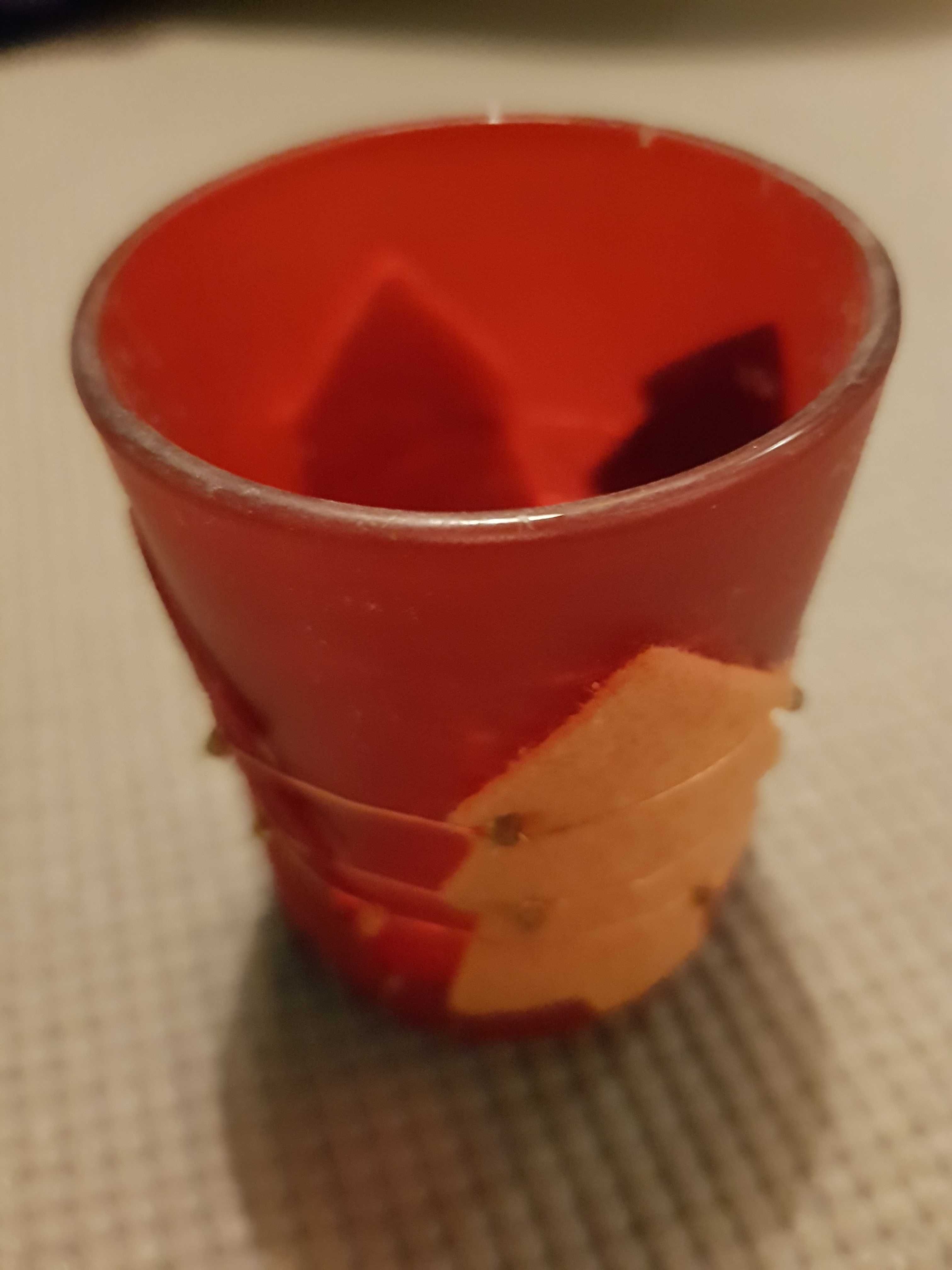 Czerwony świecznik z choinkami
