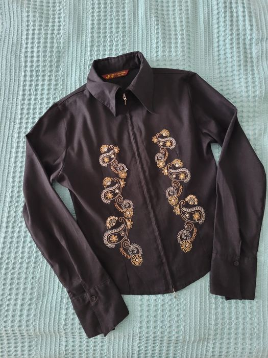 Czarna koszula damska na długi rękaw, taliowana, z haftem