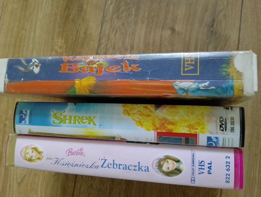 Bajki  na VHS, DVD Shrek, Barbie +gratis