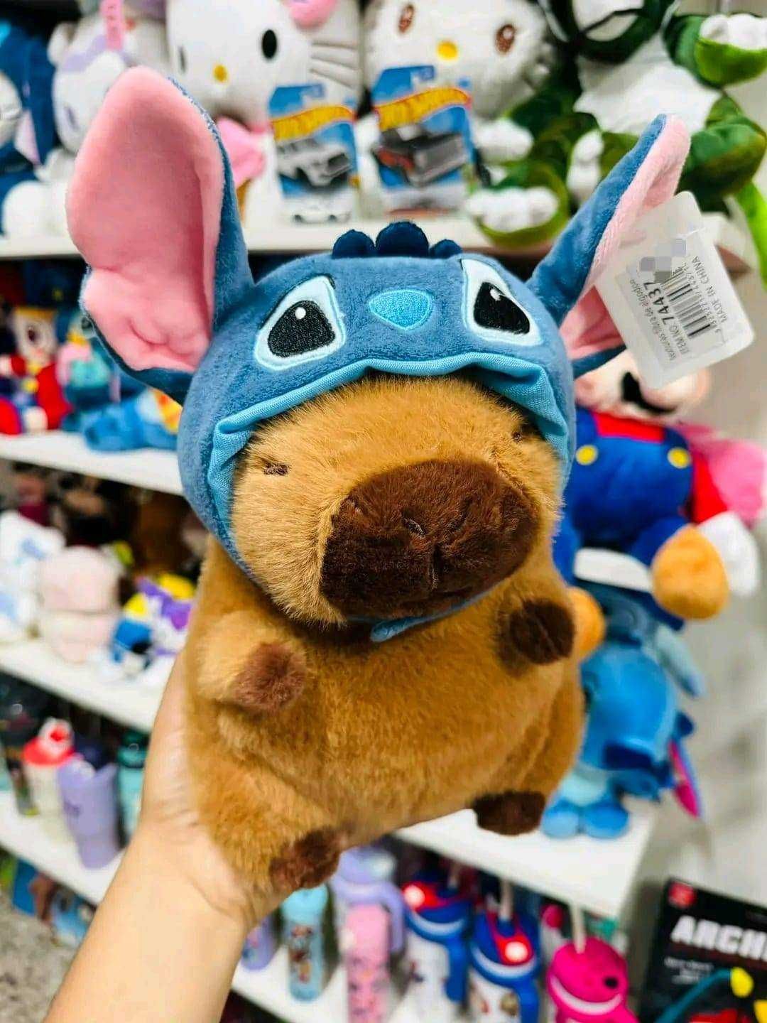 Игрушка плюшевая капибара в шапочке Стич 20 см