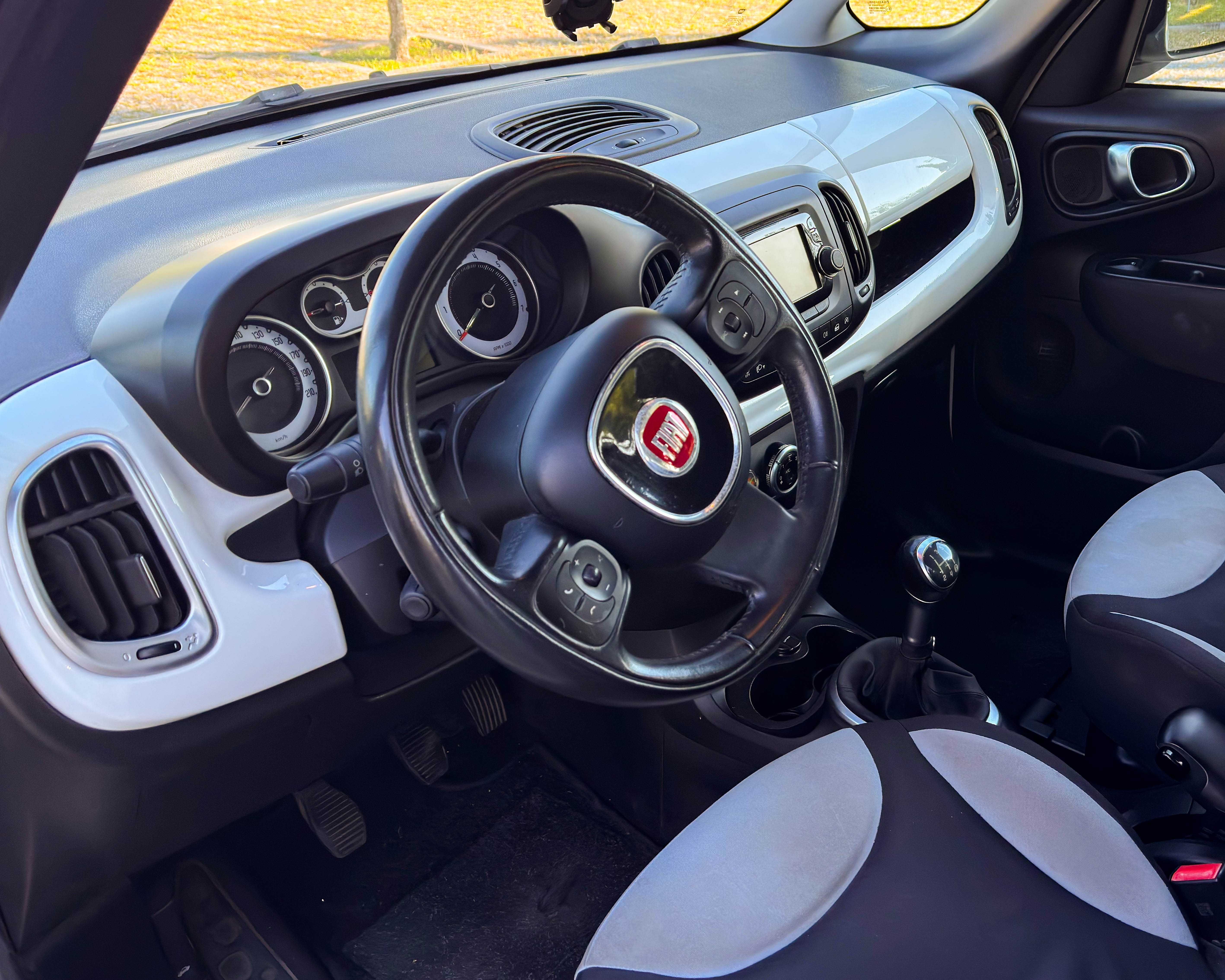 Fiat 500 L 2014 em ótimo estado