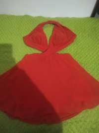 Vestido vermelho com às costas abertas