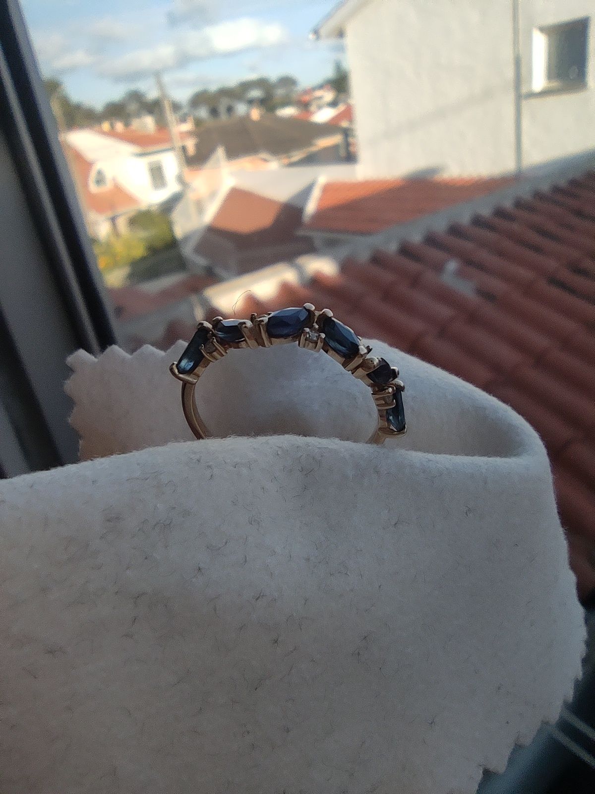 Gold ring. 6 sapphires and 5 diamonds. 750°