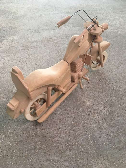 Moto miniatura em madeira