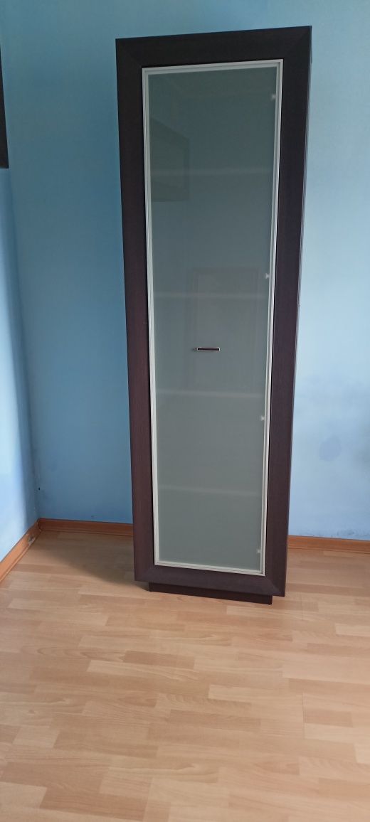 Witryna z szybą do pokoju
