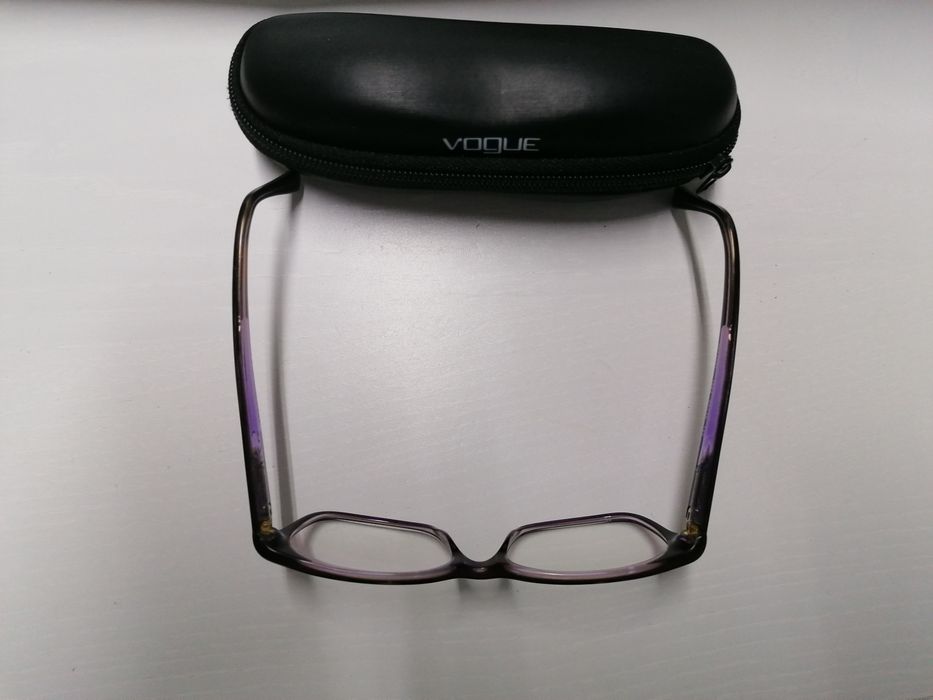 Vendo armação de óculos Vogue, para adulto