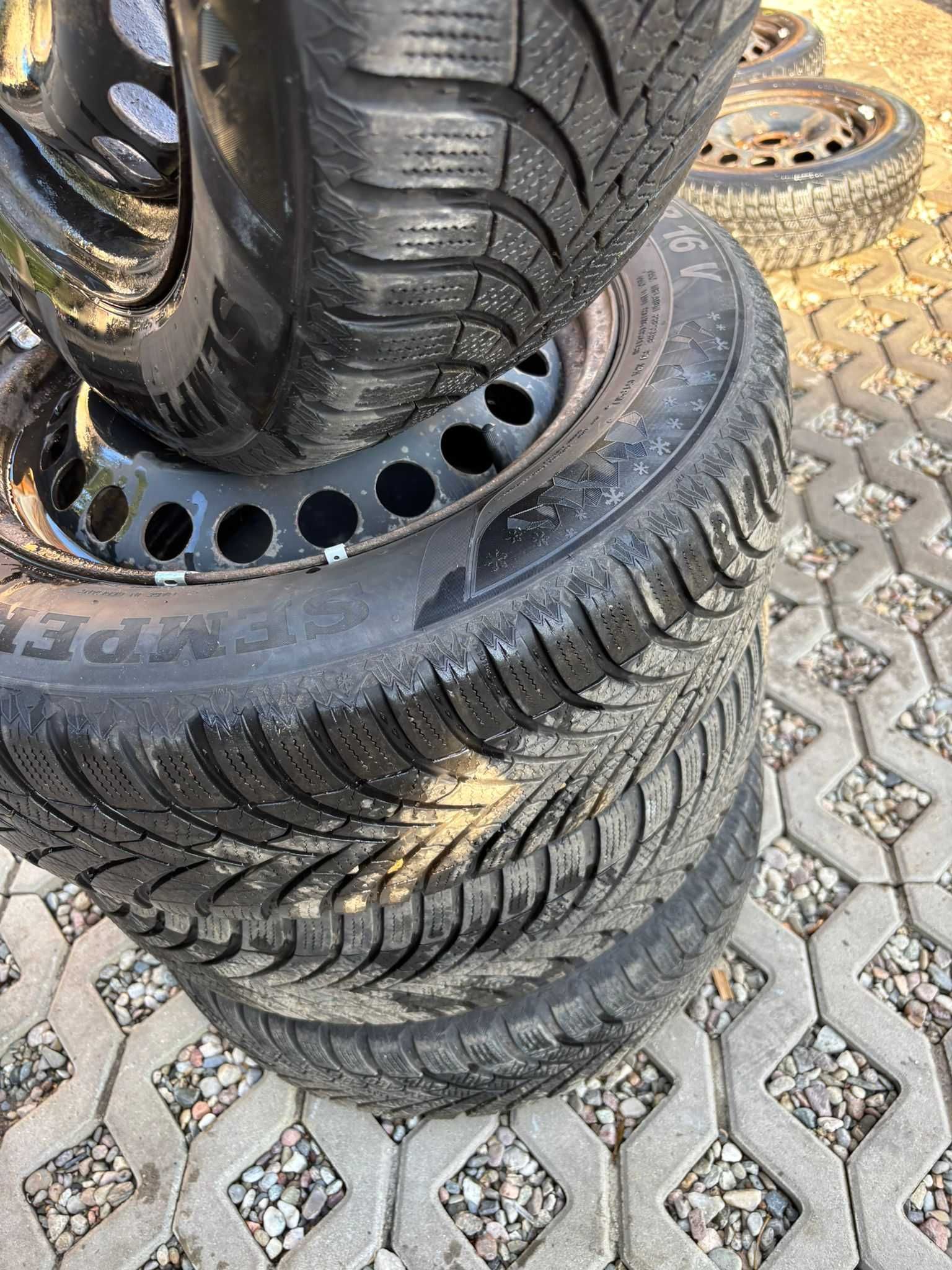 Opony zimowe Semperit 215/60 R16 na felgach stalowych 5x108