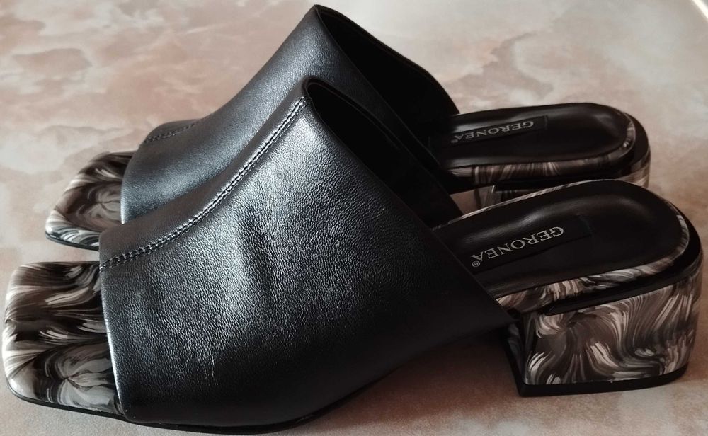 Босоніжки шльопанці шкіряні на каблуку нові бренду Geronea
