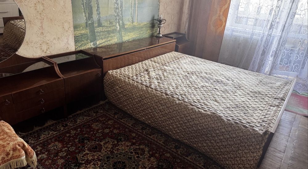 Продам ліжко, дві приліжкові тумби та трюмо з дзеркалом.