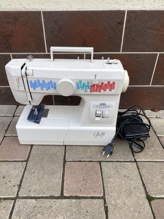 Продам швейну машину