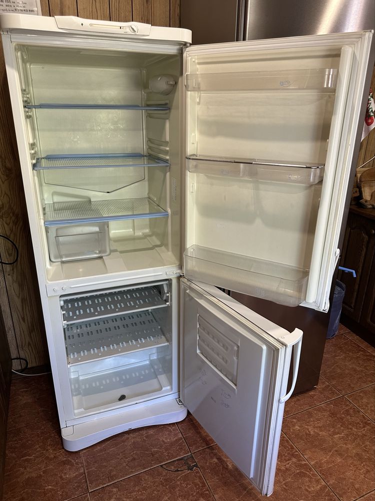 Продам холодильник Indesit