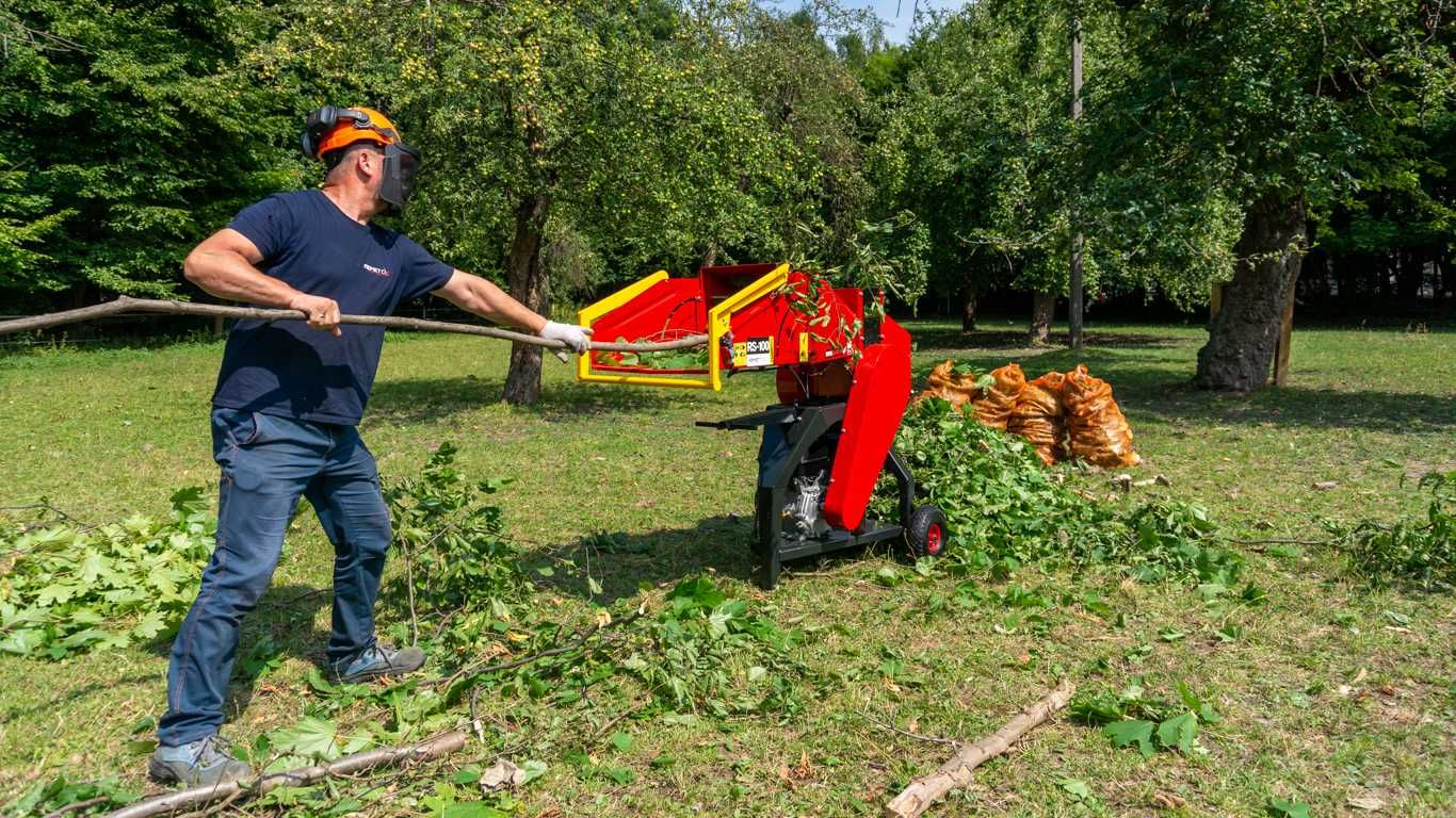 Rozdrabniacz walcowy REMET RS-100 == spalinowy rębak do gałezi==