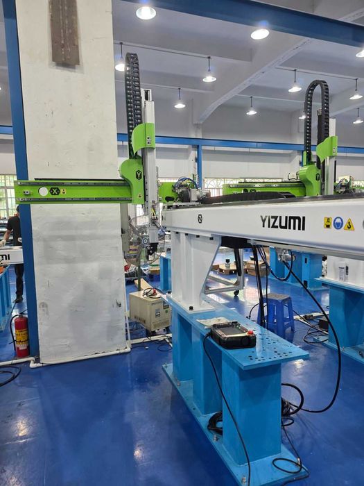 Пятиосевые высокоскоростные серво-роботы   Yizumi  для 120-580 т ТПА
