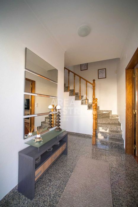 Quinta do Conde - Moradia Geminada T2+1 c/ Garagem em Excelente Estado