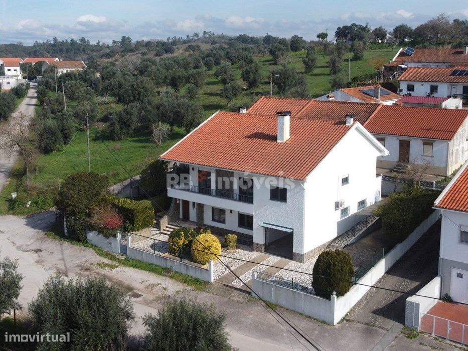 Moradia T3 com garagem, anexo e logradouro em Tomar