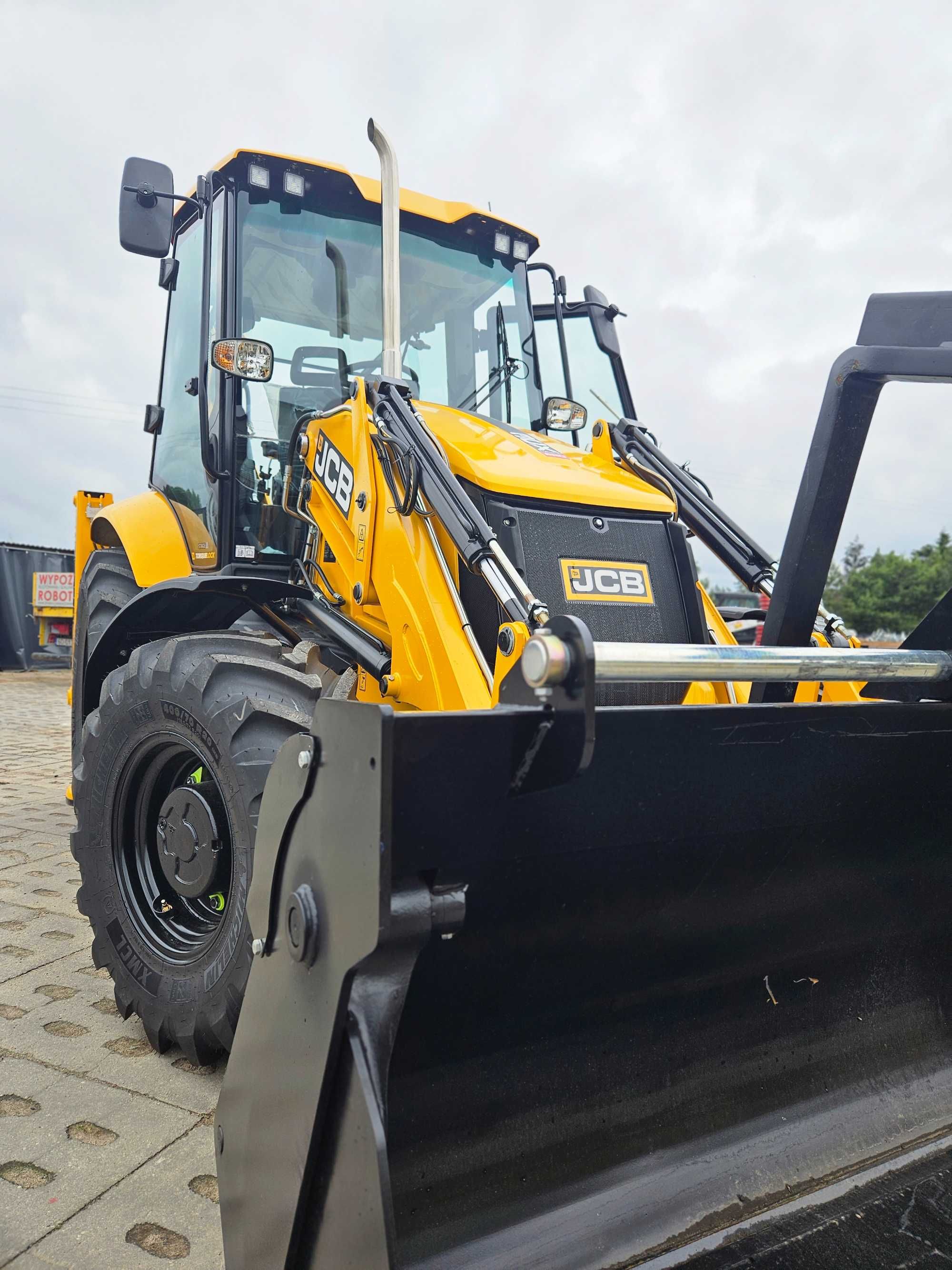 Wynajem koparko-ładowarki JCB 3CX koparka ładowarka wykopy Pszczółki