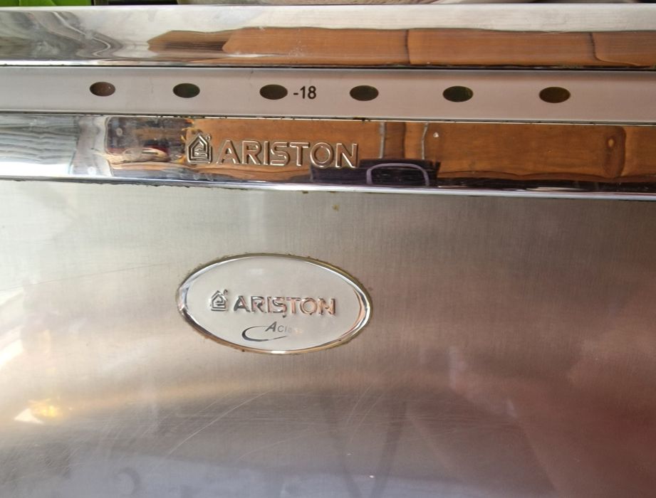 Arca congeladora Ariston, 6 gavetas, pouco usada