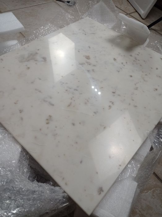 Stolik kawowy - marmur naturalny biały z czarnymi żyłkami.