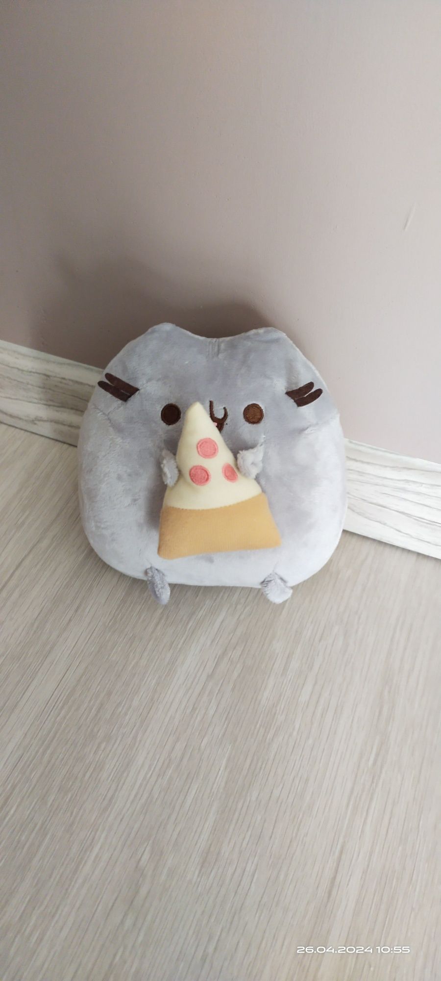 Maskotka kot Pusheen z pizzą