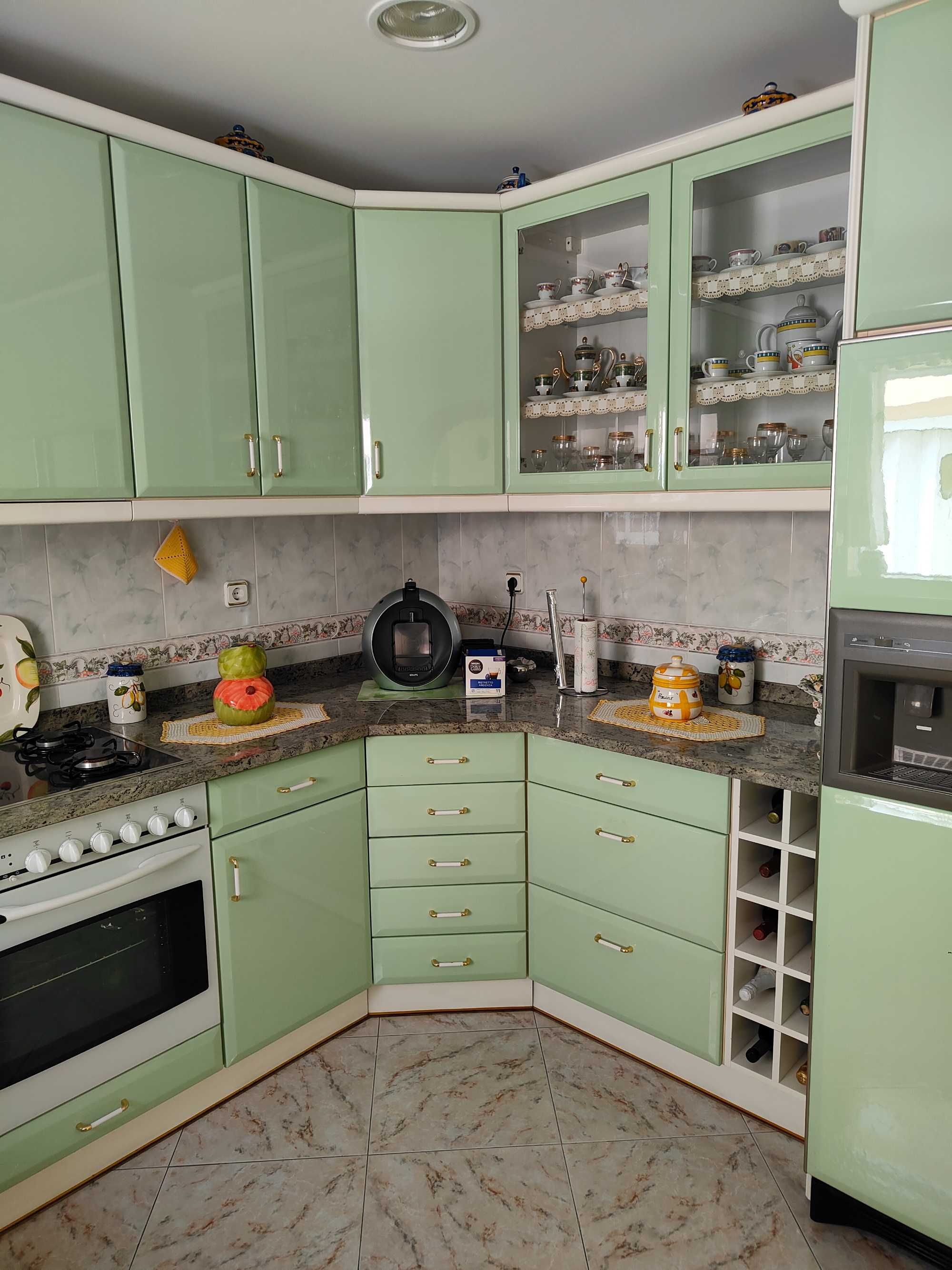 Cozinha como nova com ou sem placa e forno.