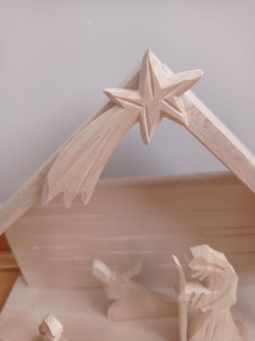 Drewniana szopka bożonarodzeniowa ręcznie robiona