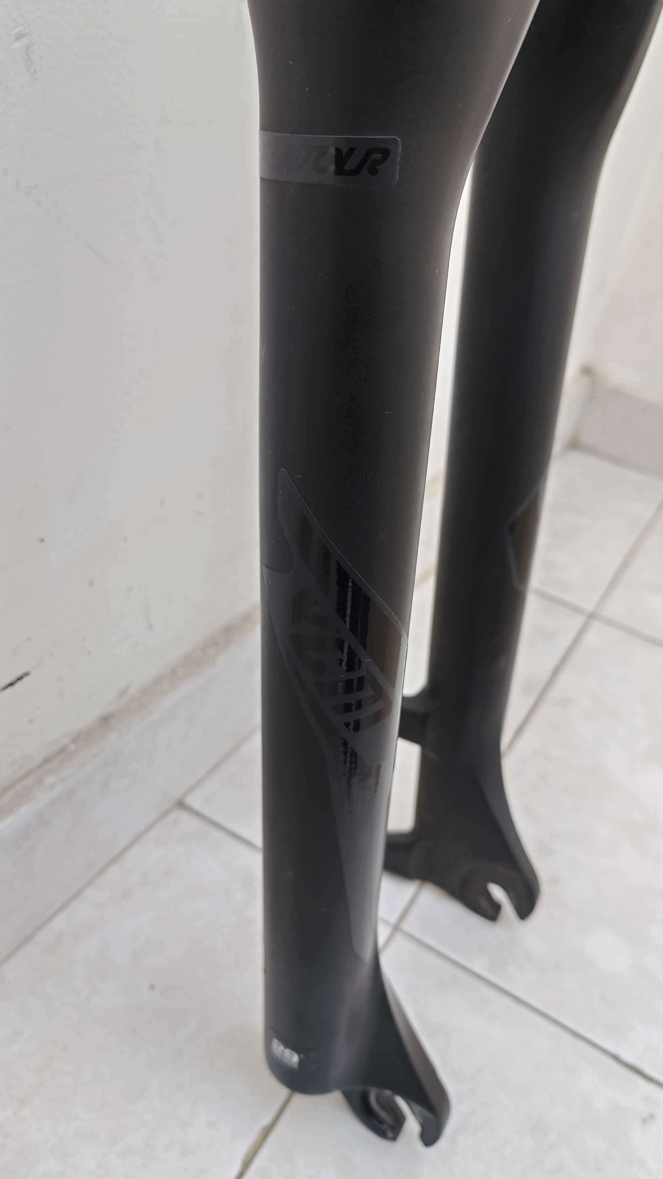 Suspensão Suntour XCM 30 para roda 29 como nova.