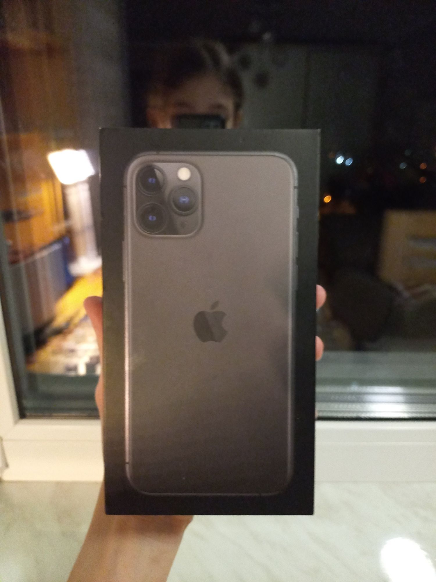 Продам Apple iPhone 11 Pro 64 гБ в подарок 5 чехлов.