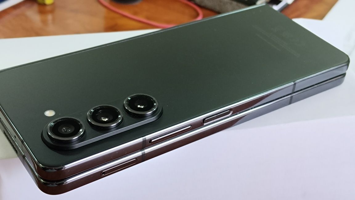 Samsung Fold 5(SM-F946B/DS) "Live Demo Unit" - нет мобильной сети.