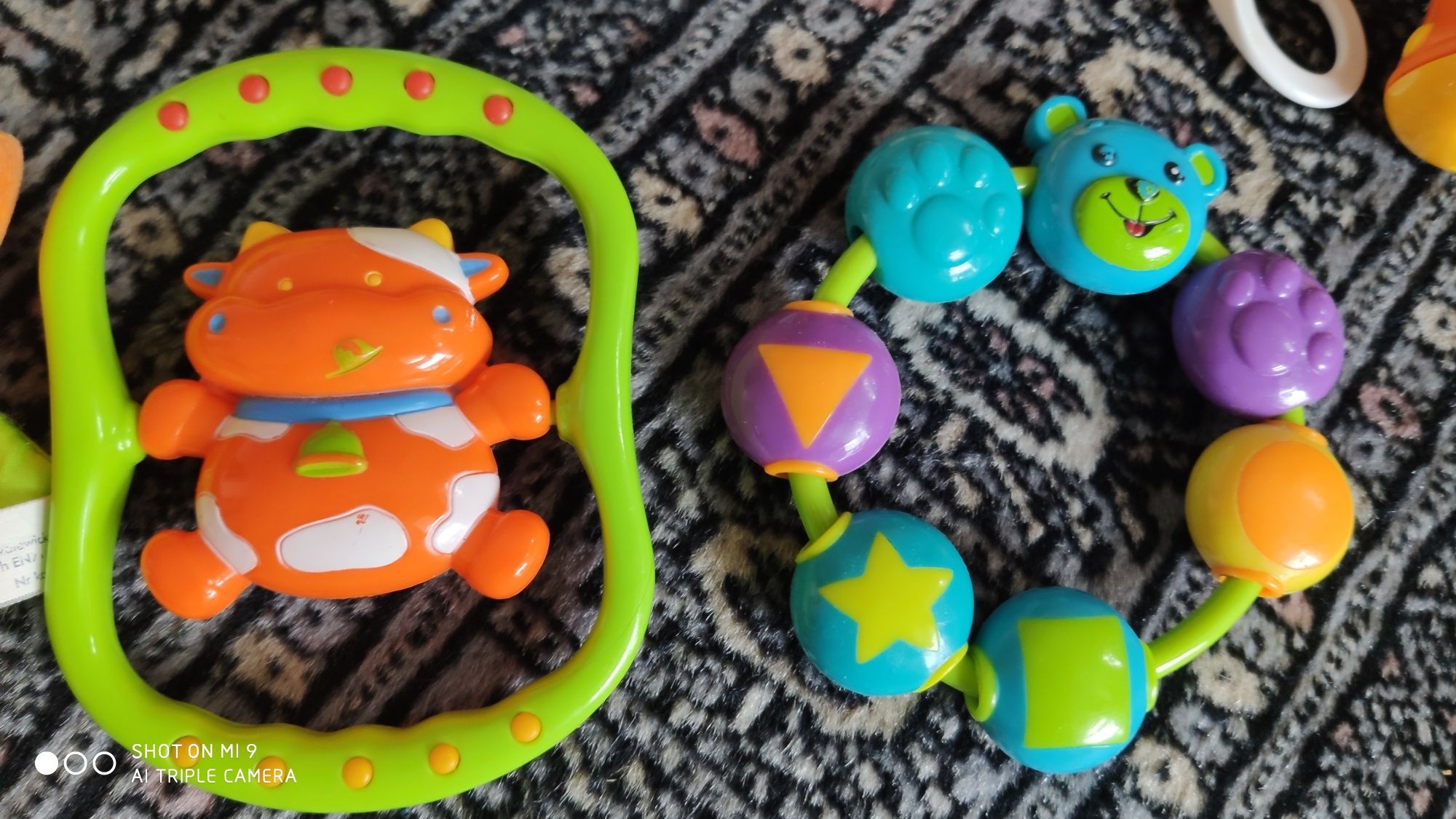 Zestaw zabawek grzechotki sensoryczne smiki dla niemowlaka prezent
