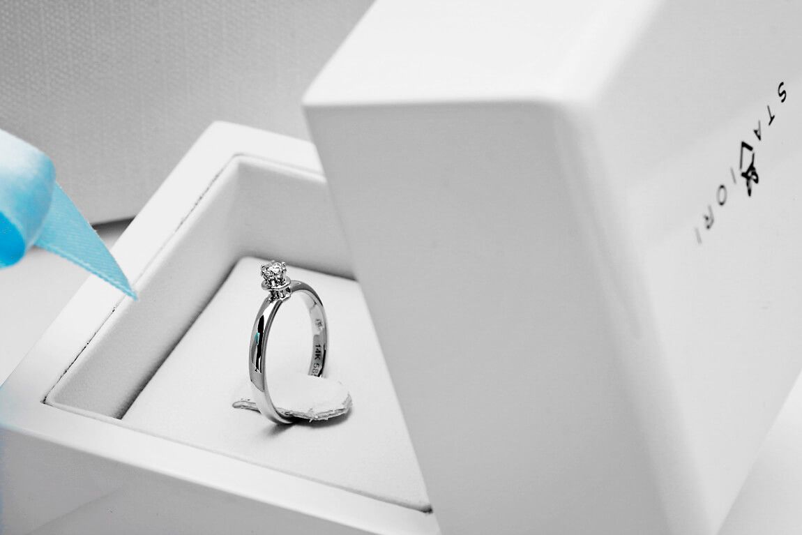 złoty pierścionek staviori z diamentem