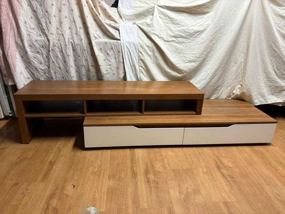 Móvel TV em MDF folha de nogueira com prateleira suspensa