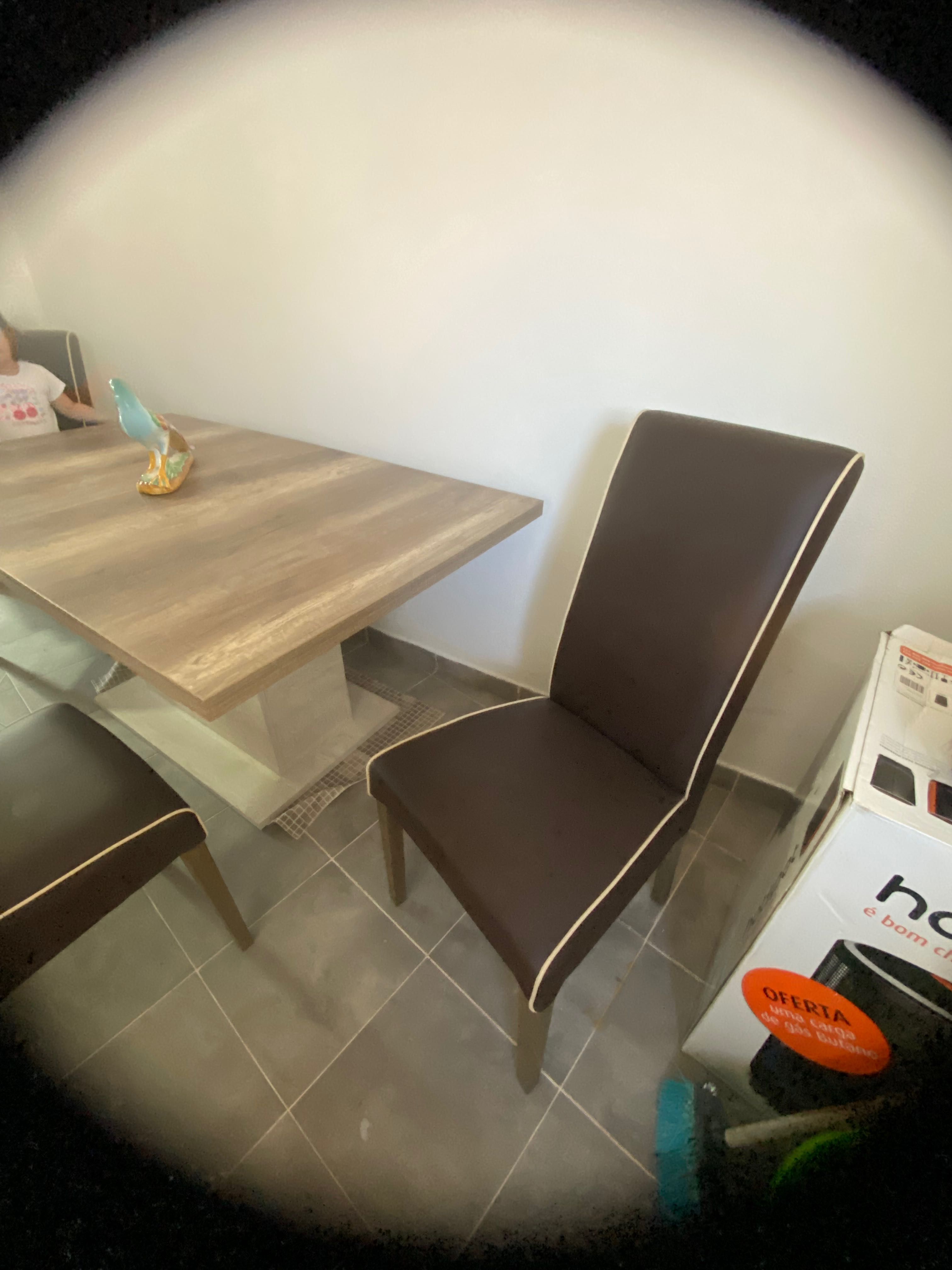 Mesa em madeira com 4 cadeiras