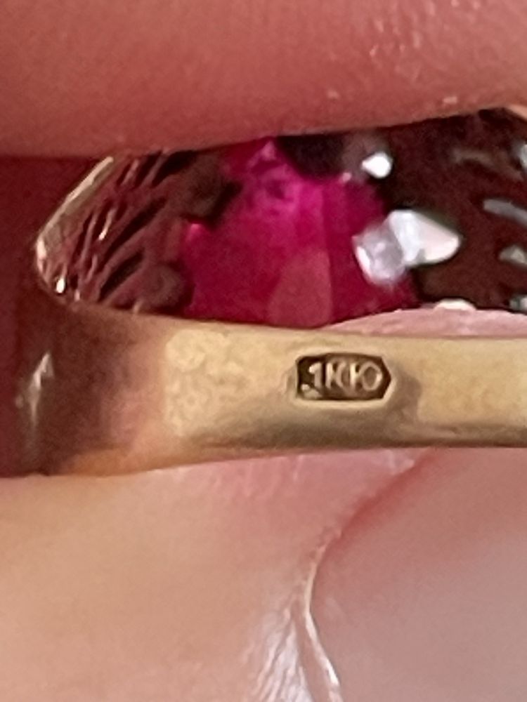 Перстень.Жіноче золоте кольцо з рубіном(корунд) 583 проби СССР.