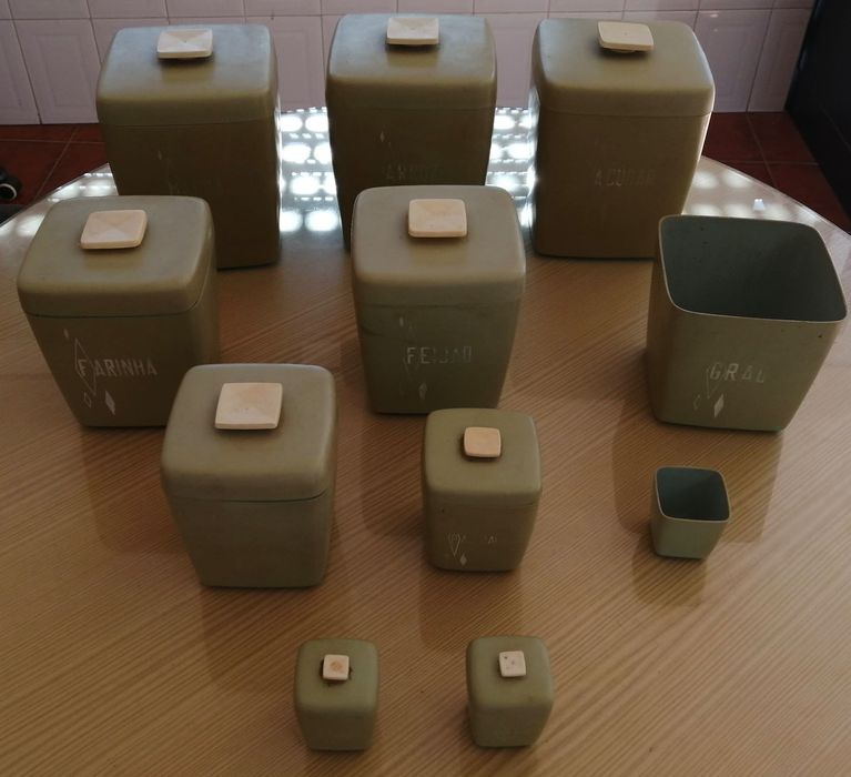 conjunto de antigas latas de cozinha plásticas