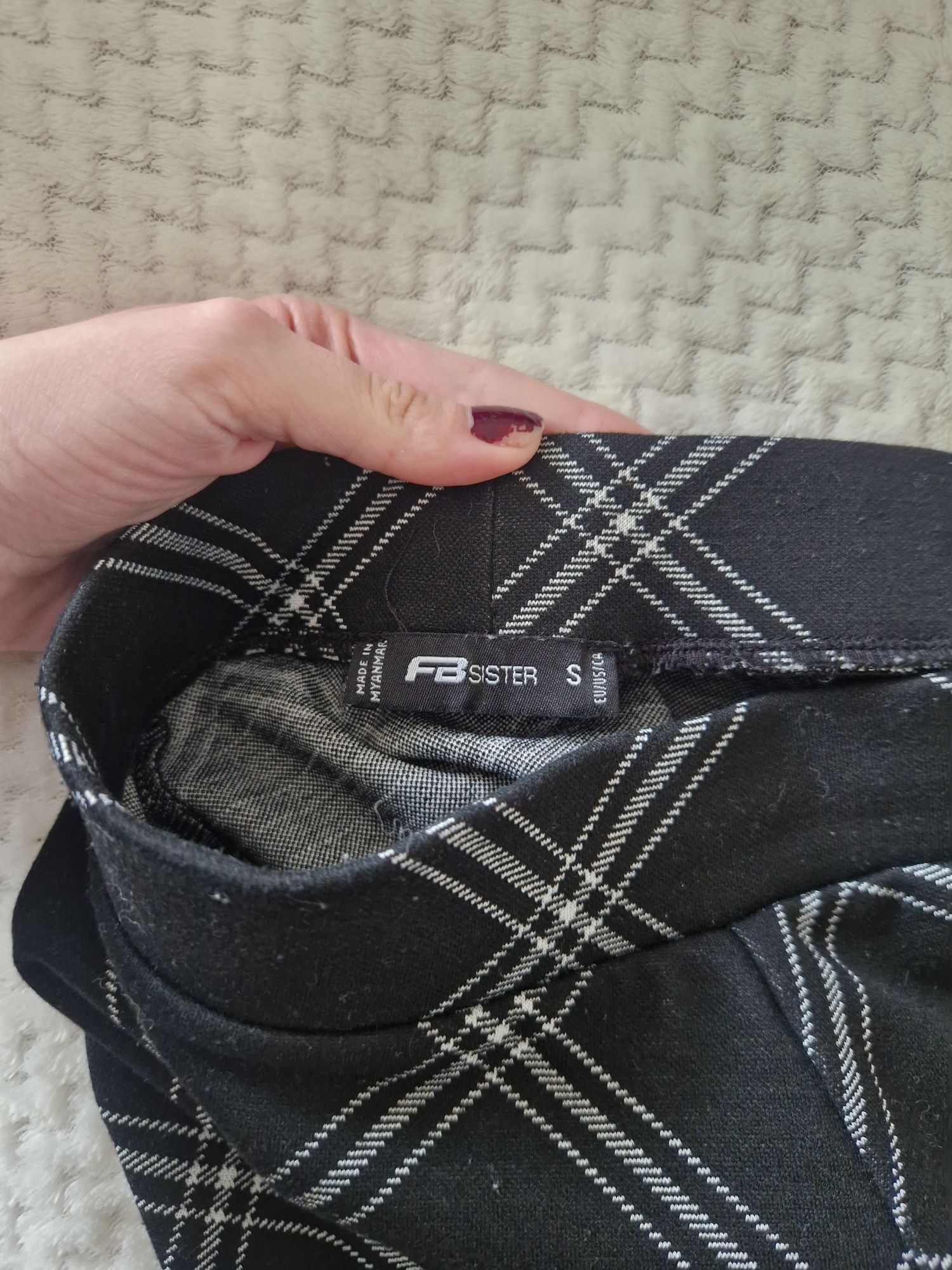 Krótka rozkloszowana spódniczka w kratę, czarno-siwa, biała na gumkę,
